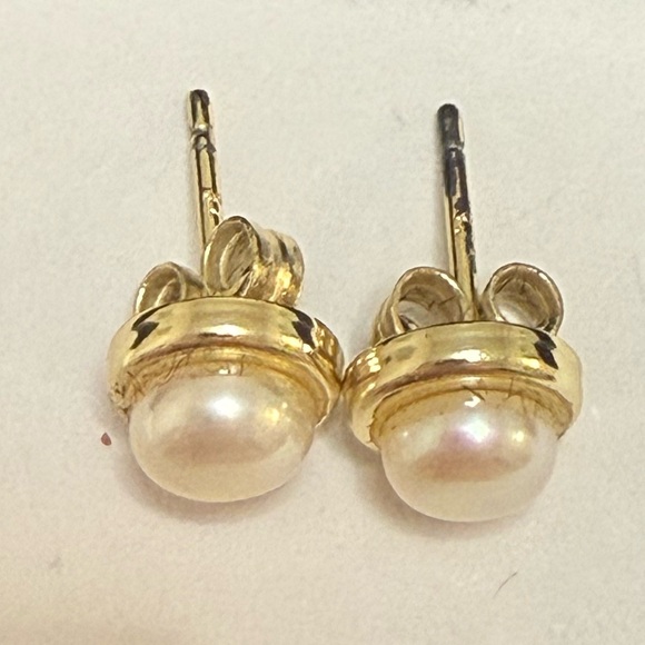 Elegant Mini Gold and Pearl Stud Earrings - Picture 2 of 3